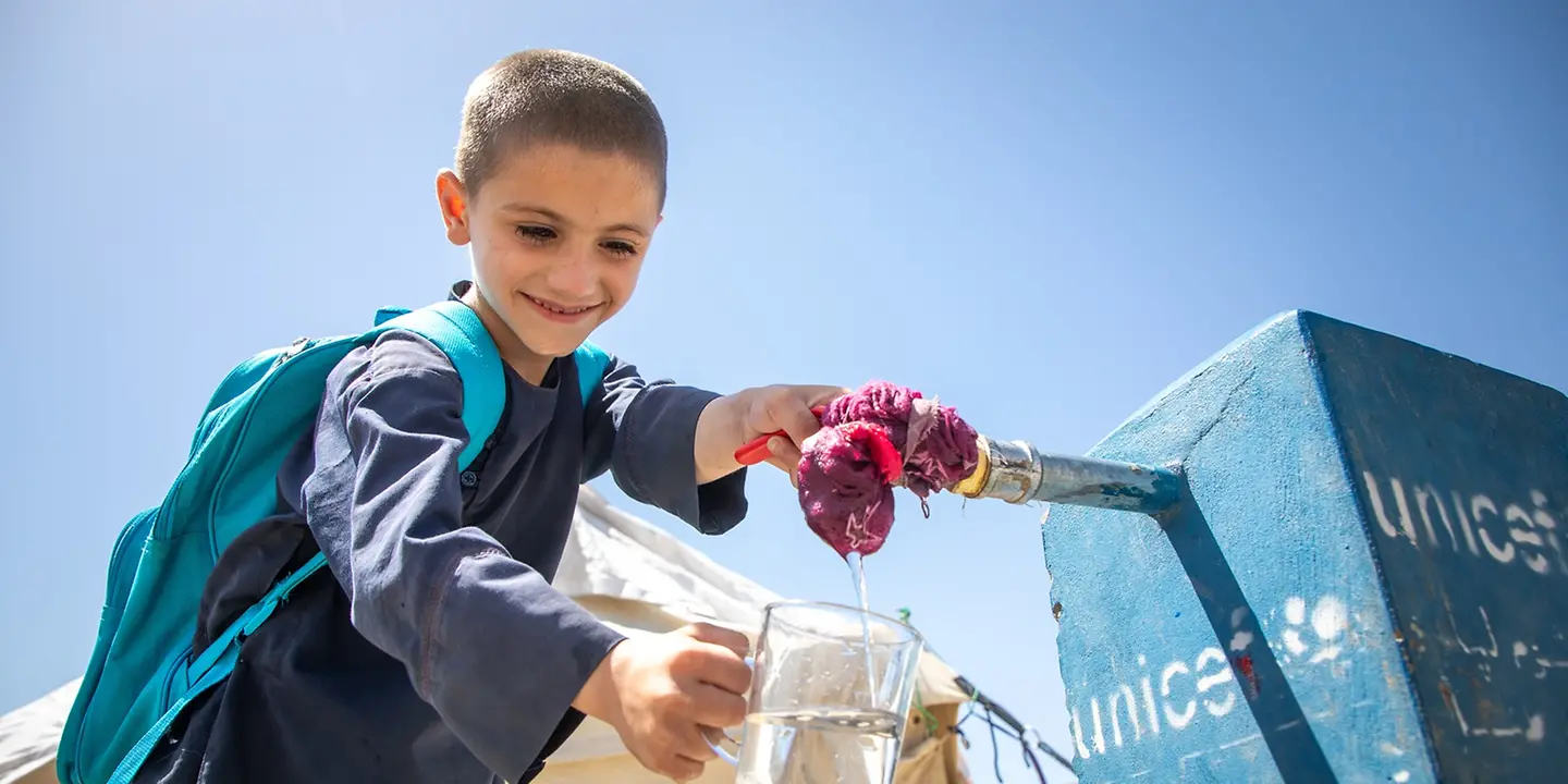 UNICEF versorgt Kinder und ihre Familien weltweit mit Trinkwasser Afghanistan: Ein Junge füllt ein Glas Wasser ab